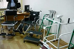 В больницах Москвы планируется открыть прокат колясок и костылей