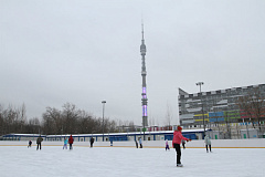 В парке «Останкино» открылся каток с искусственным покрытием