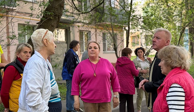 Заместитель главы управы Ирина Овчинникова встретилась с жителями домов 14, 16, 20 и 22 на улице Академика Королёва.