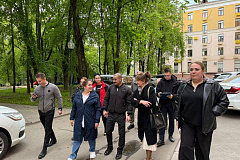 Исполняющий обязанности главы управы Ирина Овчинникова провела обход территории района по запланированному маршруту. 